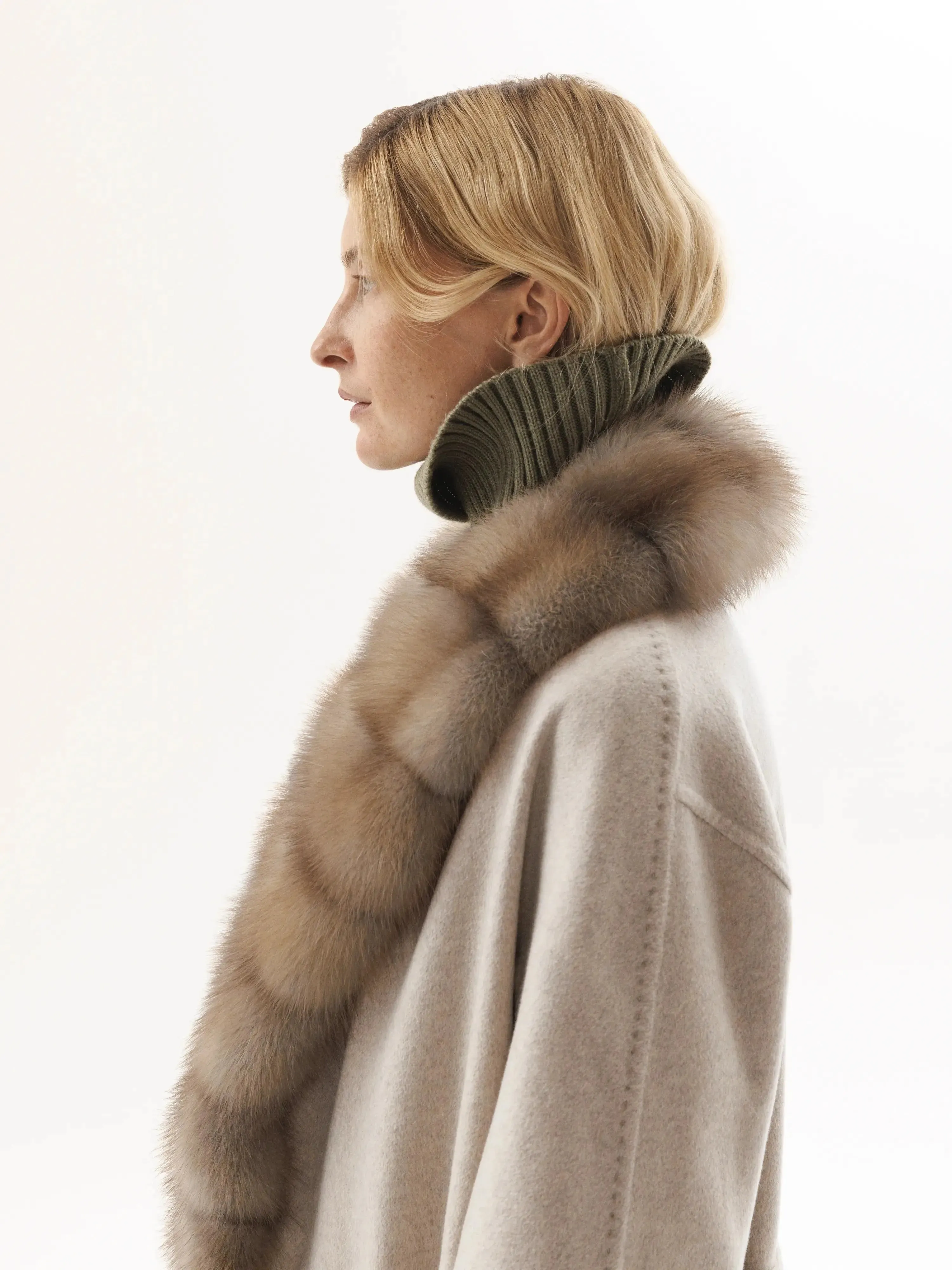 Cashmere coat with marten fur collar