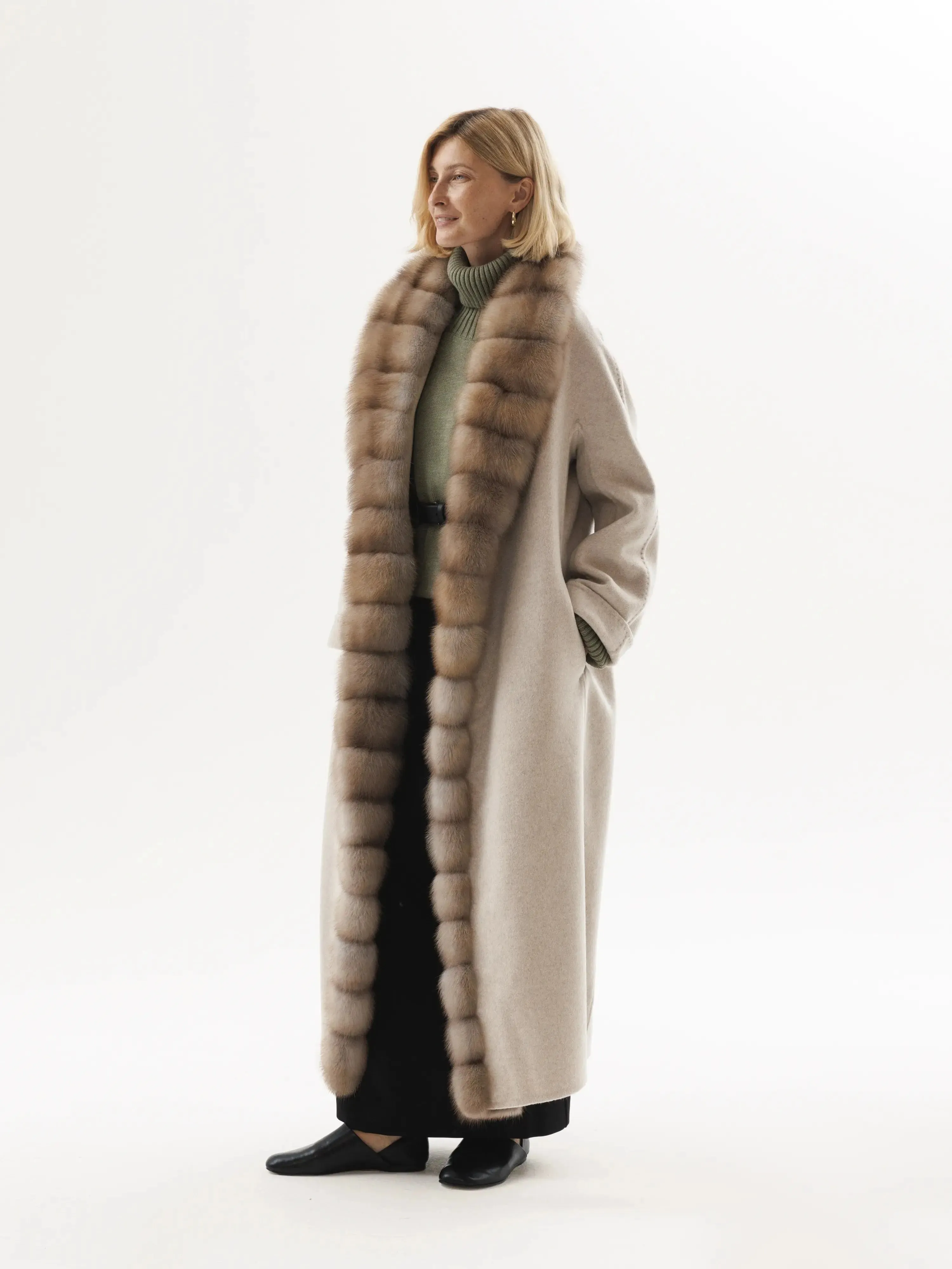 Cashmere coat with marten fur collar