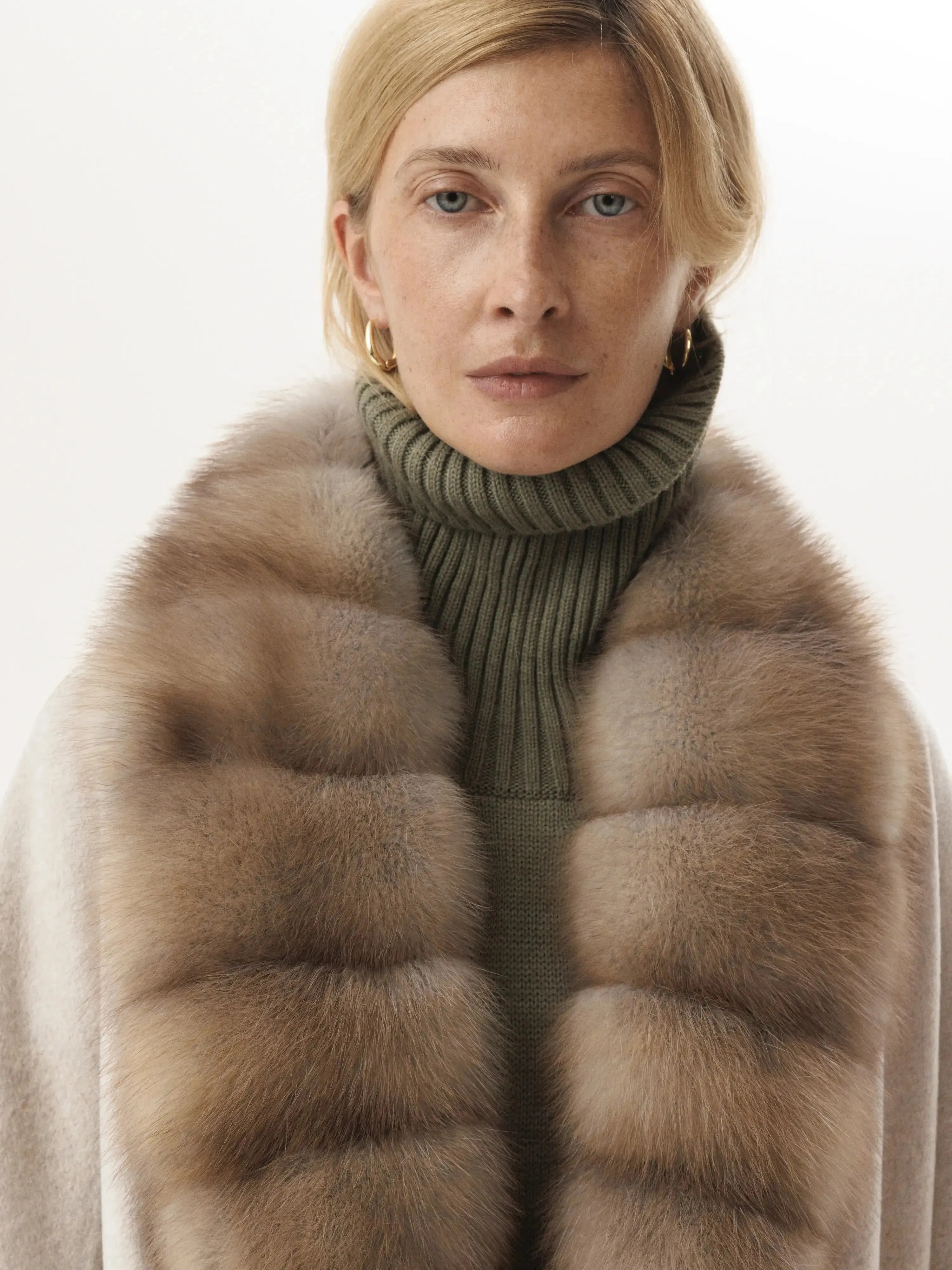 Cashmere coat with marten fur collar